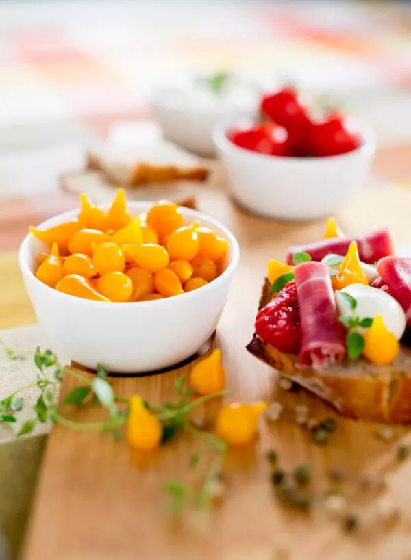 Baby poivrons jaunes - Prise de vue de type estivale réalisée au studio photo VISUAL EXPAND à Strasbourg dans le bas-Rhin