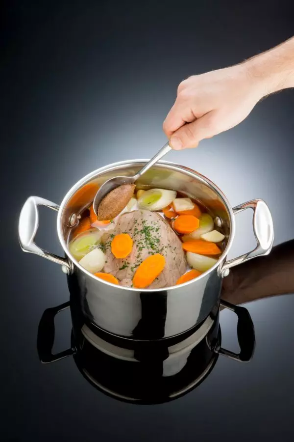 Bouillon de boeuf en pâte - Prise de vue réalisée au studio photo à Strasbourg dans le bas-Rhin