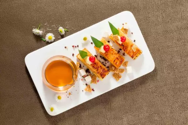 Dessert miel raisin sesame - Prise de vue réalisée en studio photo professionnel à Strasbourg en Alsace