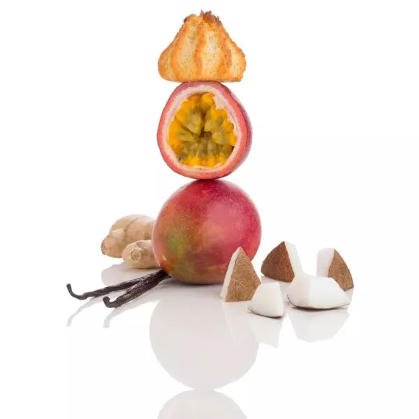 Macaron passion coco gingembre vanille - Prise de vue réalisée en studio photo professionnel à Strasbourg