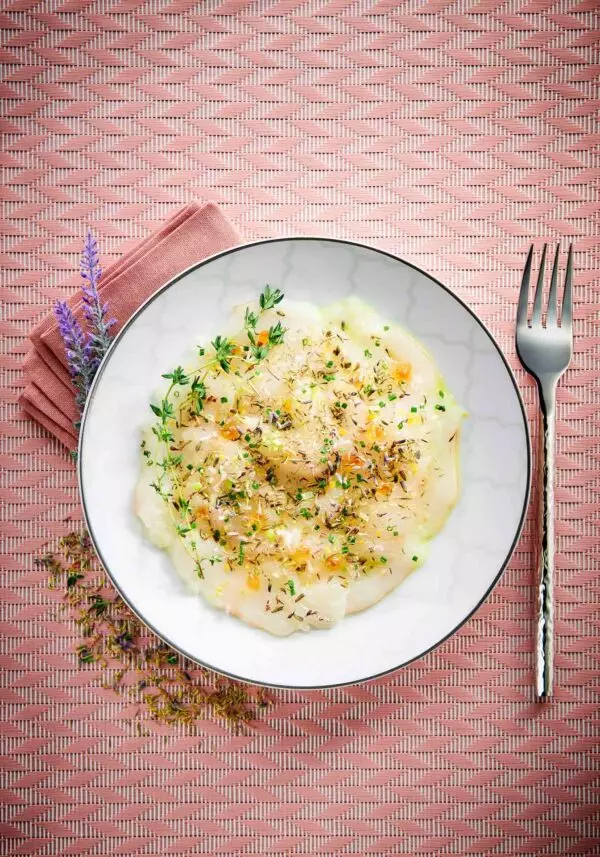 Mélange de la Garrigue sur carpaccio de poisson - Prise de vue culinaire réalisée au studio photo