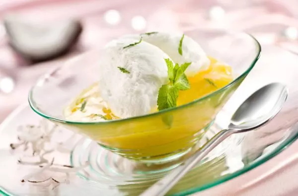 Mousse au citron et au fruit de la passion - Prise de vue réalisée en studio photo culinaire à Strasbourg dans le bas-Rhin