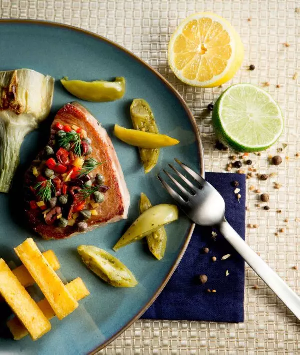 Thon grillé assaisonné en ambiance, studio photo culinaire à Strasbourg dans le Bas-Rhin