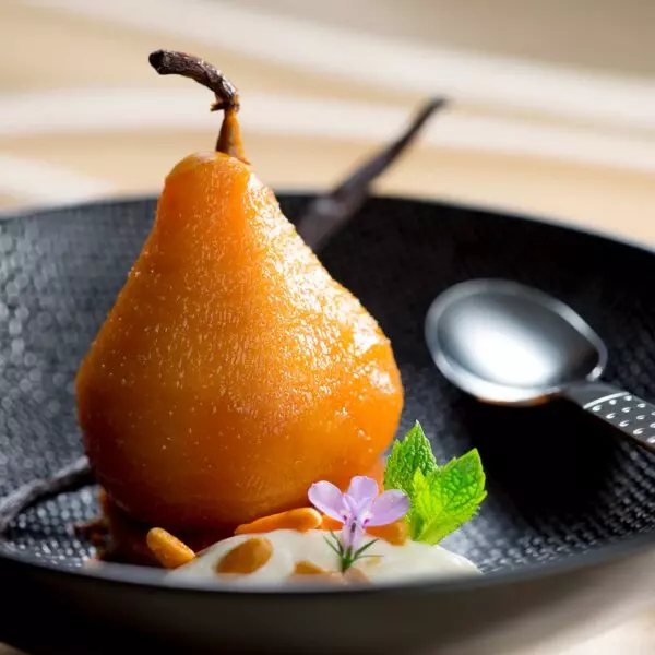Poire caramelisée - Visuel culinaire réalisé en studio photo professionnel à Strasbourg dans le Bas-Rhin en Alsace
