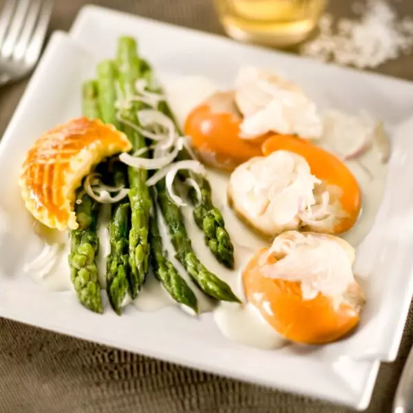 Noix de Saint Jacques aux asperges - Prise de vue réalisée en studio photo culinaire à Strasbourg dans le bas-Rhin