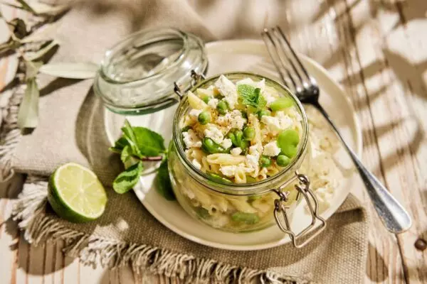 Salakis tradition originale feta salade penne - Prise de vue culinaire réalisée en studio professionnel à Strasbourg dans le Bas-Rhin