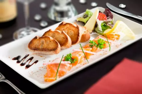 Saumon sur assiette, photographie culinaire pour un restaurant à Strasbourg