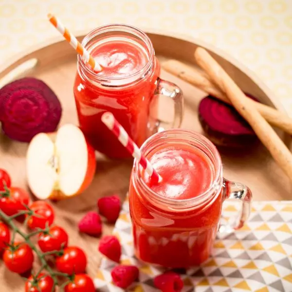 Présentation de smoothies avec leurs ingrédients, prise de vue réalisée en studio photo professionnel