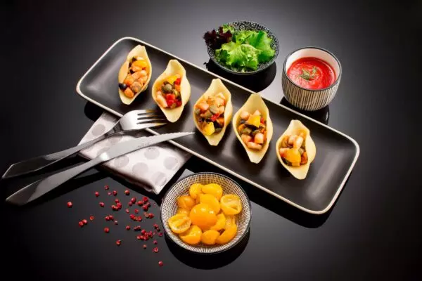 Tomates Jaunes - Visuel réalisé sur fond noir brillant en studio photo culinaire à Strasbourg