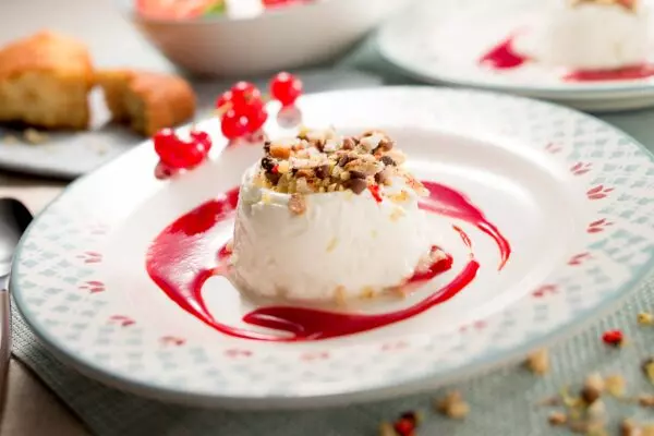 Topping sucrée présentée sur assiette avec fruits rouges - Photographe culinaire Strasbourg Bas-Rhin Alsace