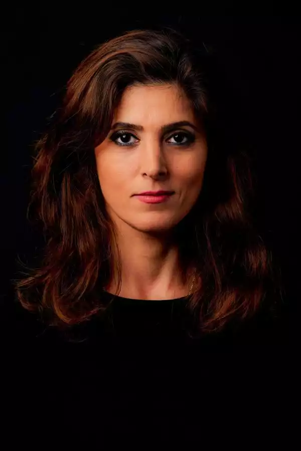 Aysin - Portrait studio sur fond noir