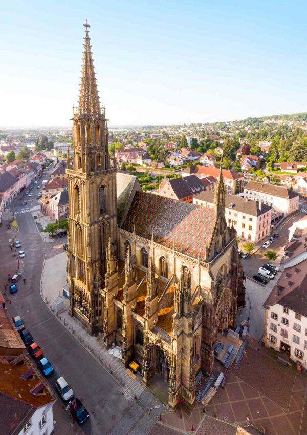 Prise de vue d'architecture et d'urbanisme réalisée par drone de la Collégiale Saint-Thiébaut à Thann