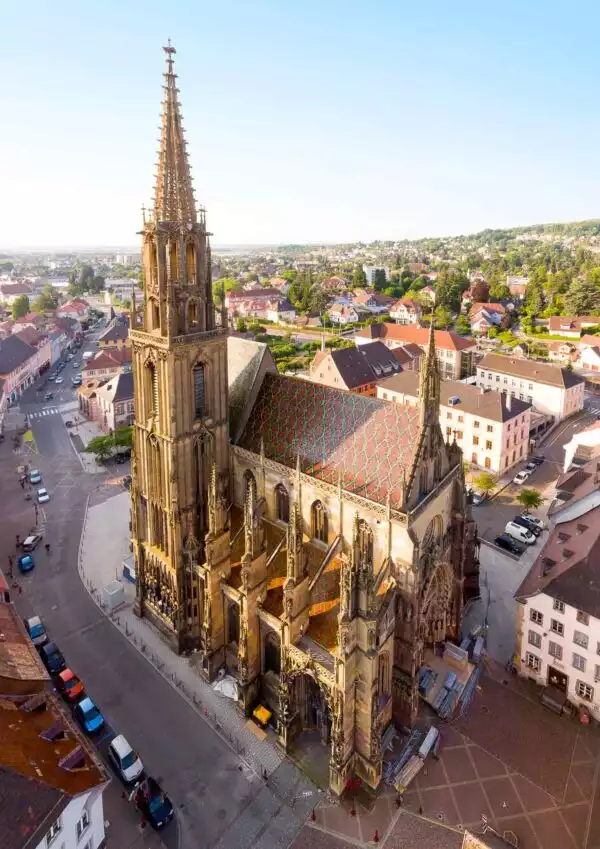Prise de vue d'architecture et d'urbanisme réalisée par drone de la Collégiale Saint-Thiébaut à Thann
