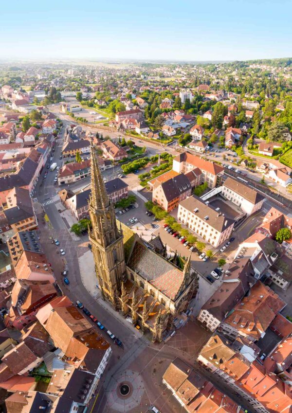 Prise de vue d'architecture et d'urbanisme réalisée par drone de la Collégiale Saint-Thiébaut à Thann