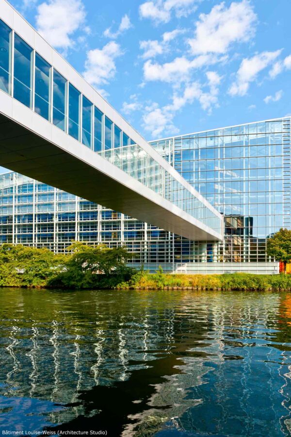 Prise de vue architecturale de la passerelle du Parlement Européen de Strasbourg