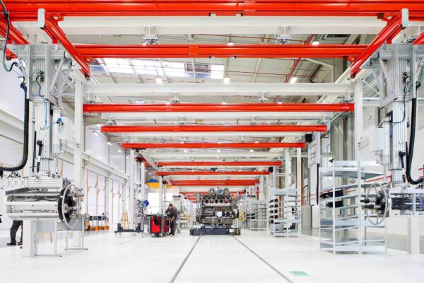 Reportage industriel d'une chaîne de montage à l'usine Libherr à Colmar