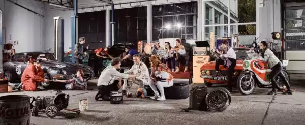Mise en scène ambiance sixties dans un garage auto de l'équipe MaxiFlash - Photographe portrait d'entreprise strasbourg alsace
