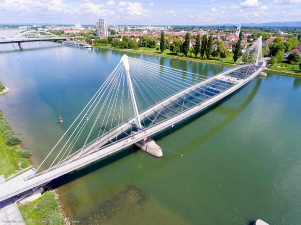 Prise de vue aérienne réalisée par drone de La Passerelle Mimram reliant Strasbourg et Kehl