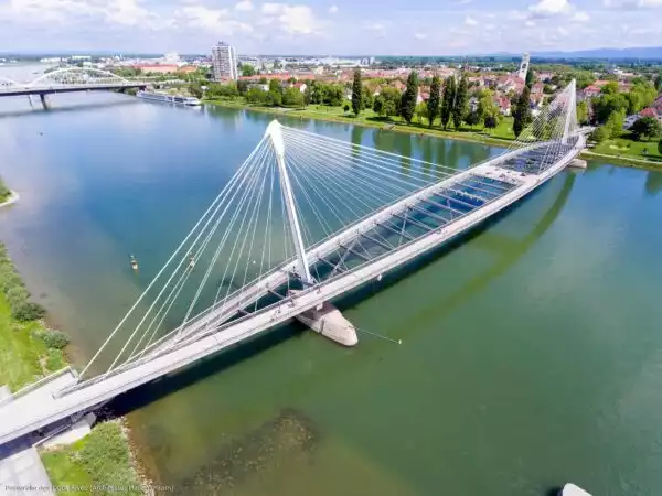 Prise de vue aérienne réalisée par drone de La Passerelle Mimram reliant Strasbourg et Kehl