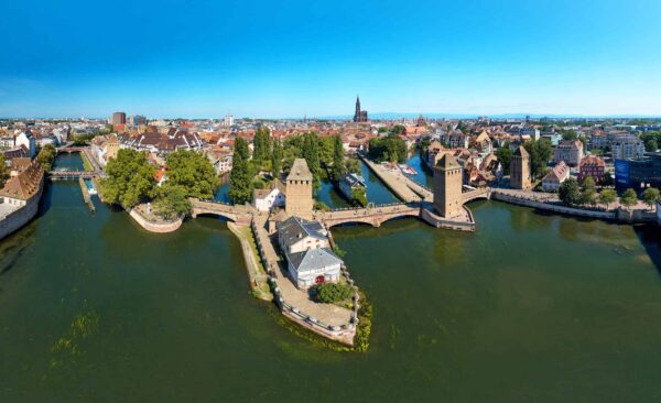 Prise de vue d'architecture et d'urbanisme réalisée par drone des ponts couverts de Strasbourg