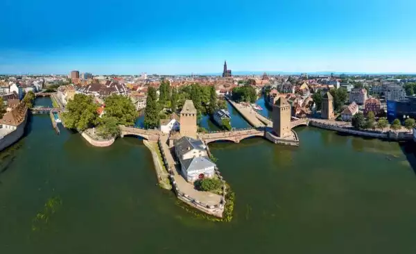 Prise de vue d'architecture et d'urbanisme réalisée par drone des ponts couverts de Strasbourg