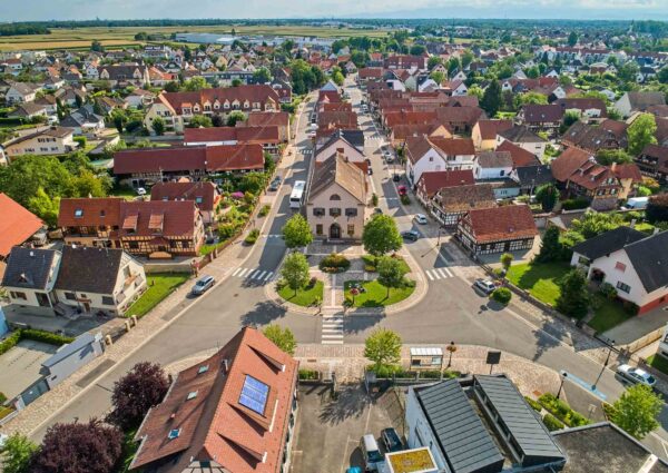 Prise de vue d'architecture et d'urbanisme réalisée par drone de la ville de Lipsheim