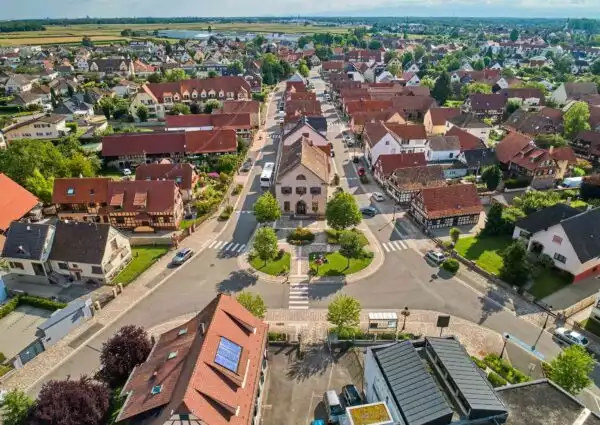 Prise de vue d'architecture et d'urbanisme réalisée par drone de la ville de Lipsheim