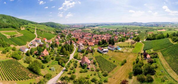 Prise de vue d'urbanisme réalisée par drone d'un gîte dans son environnement en Alsace