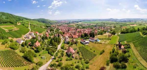 Prise de vue d'urbanisme réalisée par drone d'un gîte dans son environnement en Alsace