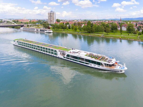 Prise de vue aérienne réalisée par drone d'un bateau de croisière sur le Rhin