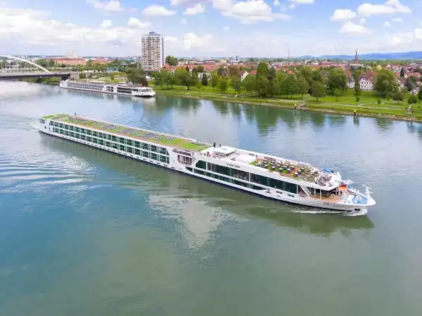 Prise de vue aérienne réalisée par drone d'un bateau de croisière sur le Rhin