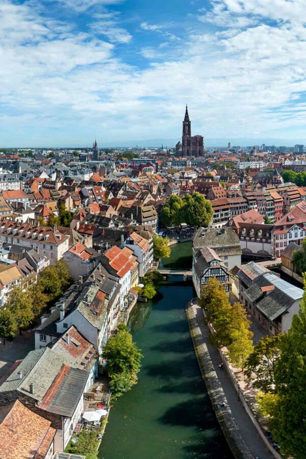 Prise de vue réalisée par drone de La Petite France de Strasbourg et la Cathédrale Notre-Dame