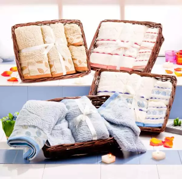 Prise de vue de serviettes éponges en décor studio ambiance salle de bain pour Aldi