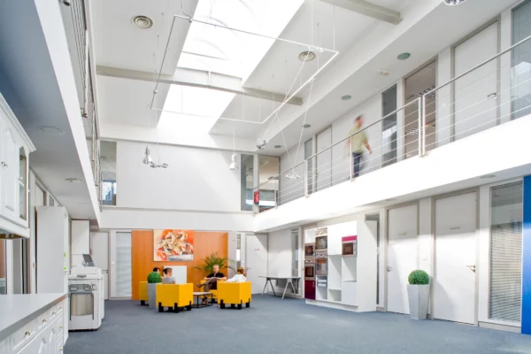 Hall d'accueil et espaces de bureaux du siège social Alsapan en Alasace, mettant en valeur l'environnement de travail de l'entreprise.