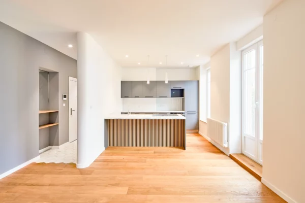 Cuisine ouverte et pièce de vie d'un appartement témoin réalisé pour une promotion immobilière.