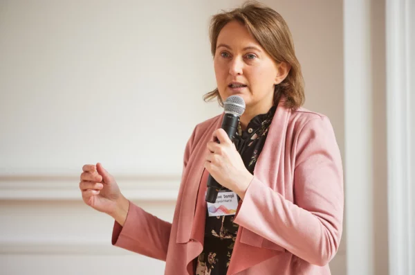 Caroline Damgé, kinésithérapeute et Heilpraktikerin à Rosheim, intervenant lors d'une conférence à Strasbourg