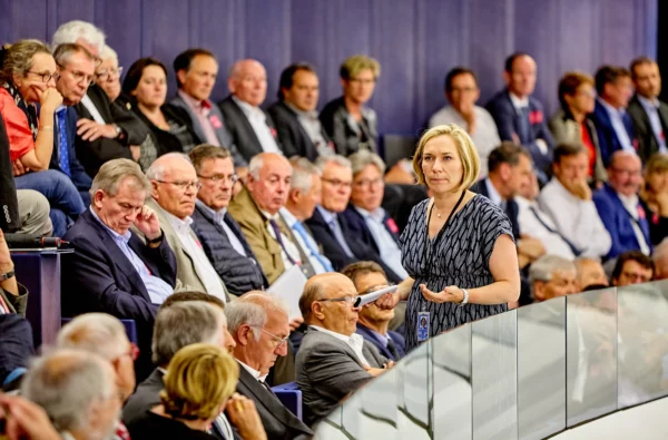 Participante prenant la parole lors d'un débat au Parlement européen de Strasbourg