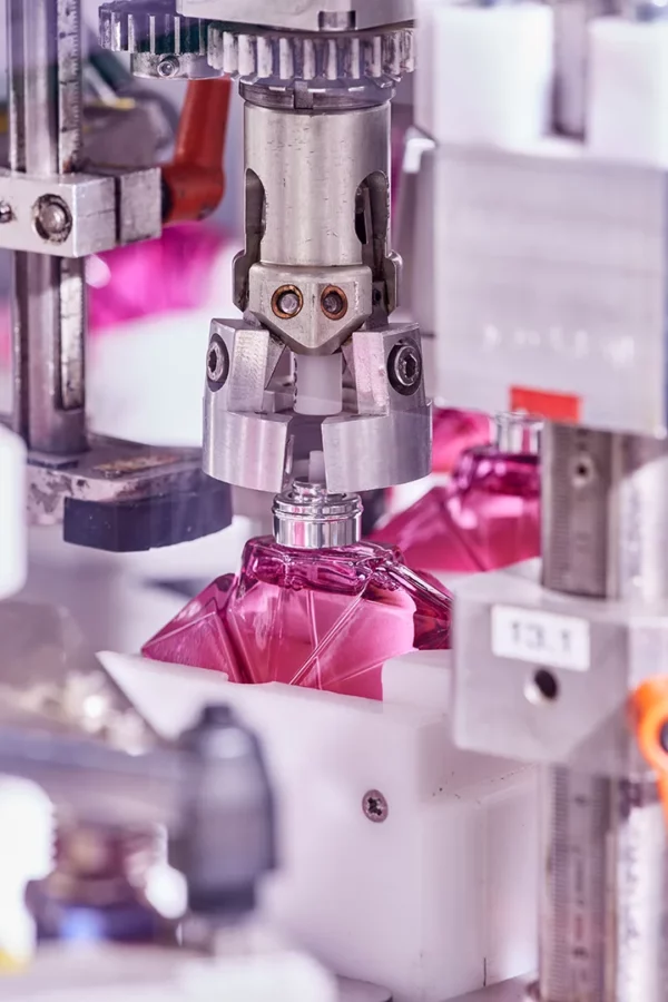 Machine automatisée de conditionnement de flacons de parfum dans l'usine Cosmeurop à Strasbourg.