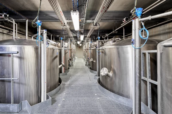 Vue des cuves et des installations de process dans l'unité de production cosmétique de Cosmeurop à Strasbourg.