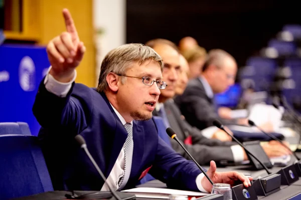 Intervenant prenant la parole lors d'un débat au Parlement européen de Strasbourg