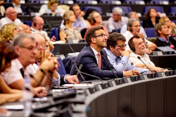 Participants assistant à une session plénière au Parlement européen de Strasbourg
