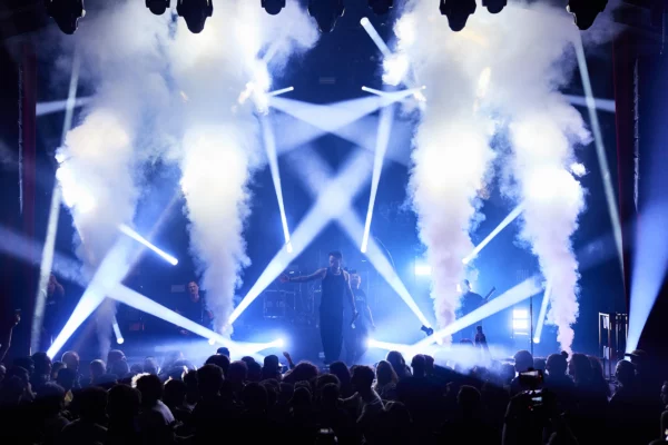 Effets de fumée et jeux de lumière pendant le concert du groupe Dust In Mind à la Laiterie de Strasbourg