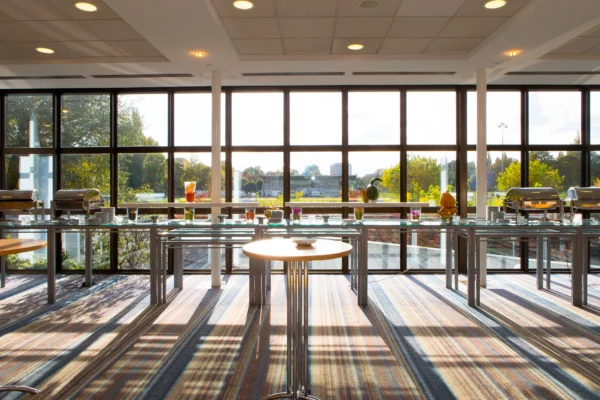 Salle de réception aménagée pour un événement d'entreprise à l'hôtel Hilton Strasbourg