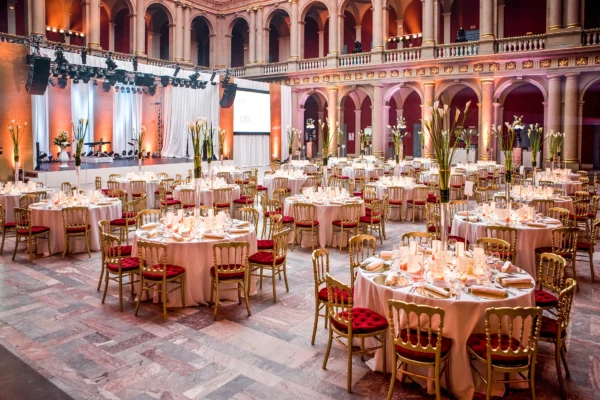 Salle de réception aménagée pour un gala de prestige au Palais universitaire de Strasbourg