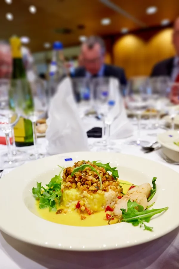 Plat gastronomique dressé à l'assiette lors d'un dîner officiel au Parlement européen de Strasbourg