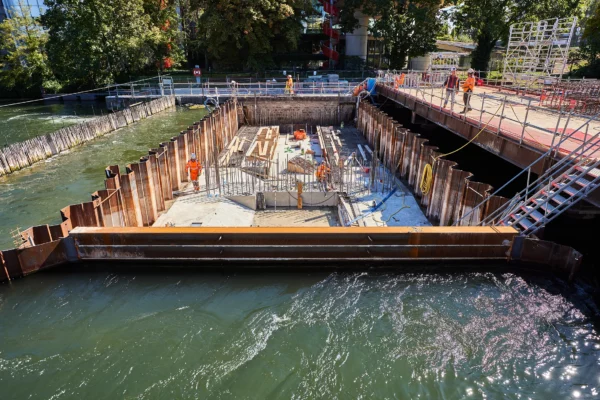 Vue d'ensemble d'un batardeau sur un chantier VNF à Strasbourg avec palplanches, armatures et travaux de génie civil.