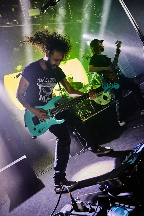 Mouad, guitariste du groupe Me As The Devil, en concert au Grillen à Colmar