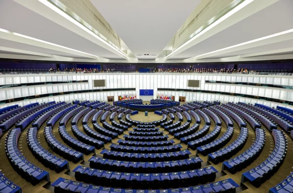 Vue d'ensemble de l'hémicycle du Parlement européen à Strasbourg avant une séance plénière