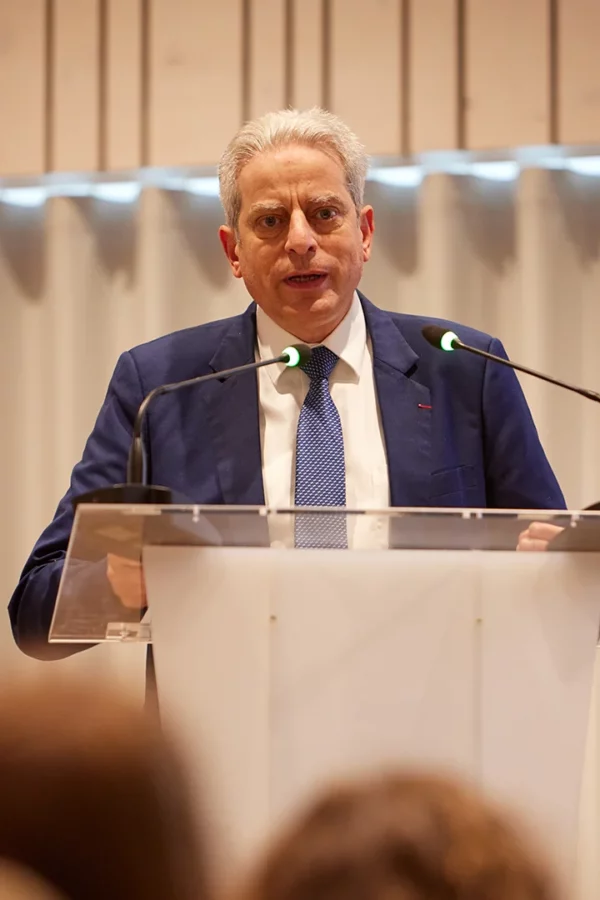 Intervenant s'exprimant lors d'une conférence organisée par le MJLC à Strasbourg