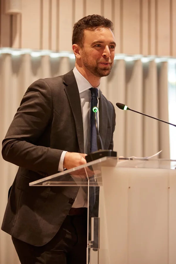 Ethan Susser, coordinateur du MJLC Europe, intervenant lors d'une conférence à Strasbourg